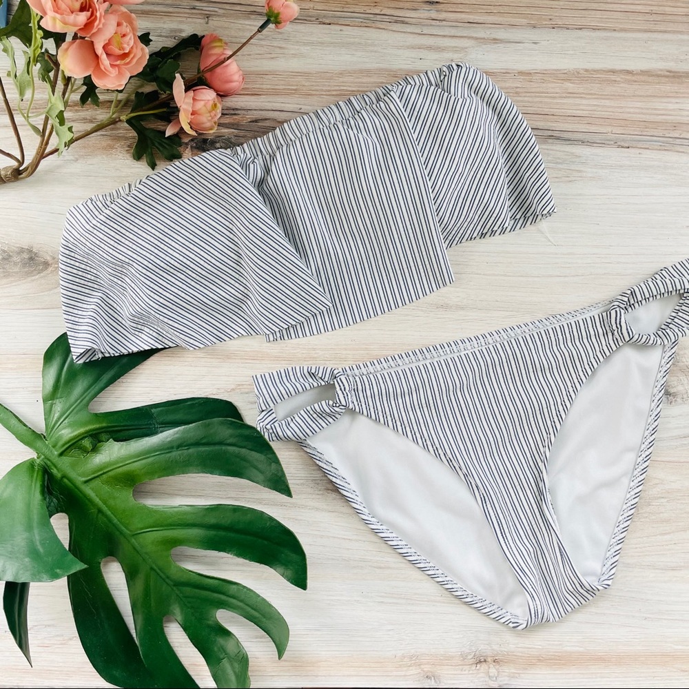 Two-piece strapless flounce bikini